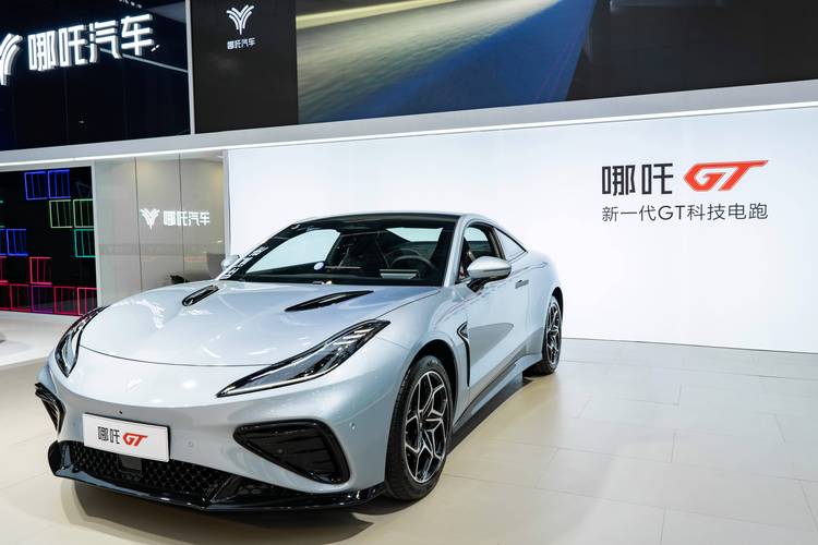 成都148哪吒汽车在智能汽车领域的表现，领途汽车在新能源汽车市场中的影响力